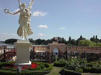 Die Skulptur der Siegesgttin Victoria mit dem Siegeskranz.